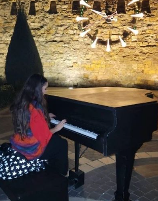 Leyla Əliyeva İçərişəhərdə pianoda ifa etdi - FOTOLAR