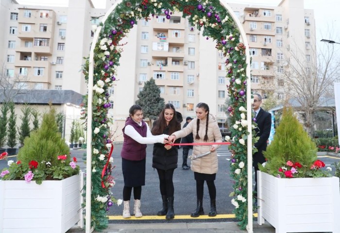 Leyla Əliyeva Bakıda növbəti həyətin açılışında - FOTOLAR