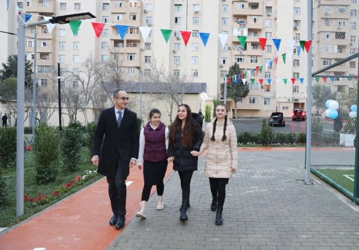 Leyla Əliyeva Bakıda növbəti həyətin açılışında - FOTOLAR