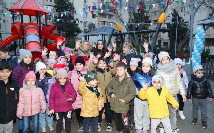 Leyla Əliyeva Bakıda növbəti həyətin açılışında - FOTOLAR