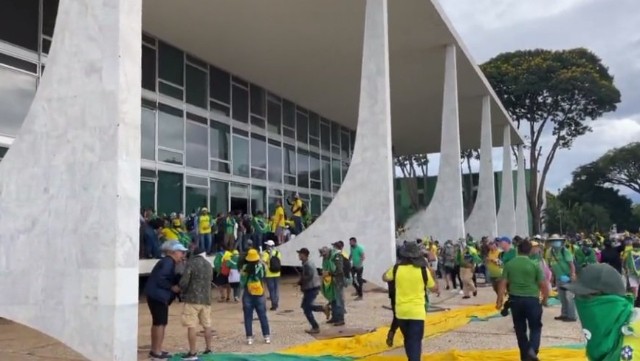 Braziliyada eks-prezidentin tərəfdarları Konqresin binasını ələ keçiriblər - VİDEO