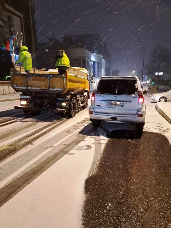 Bakının küçə və prospektləri gecə qardan təmizlənib - FOTO