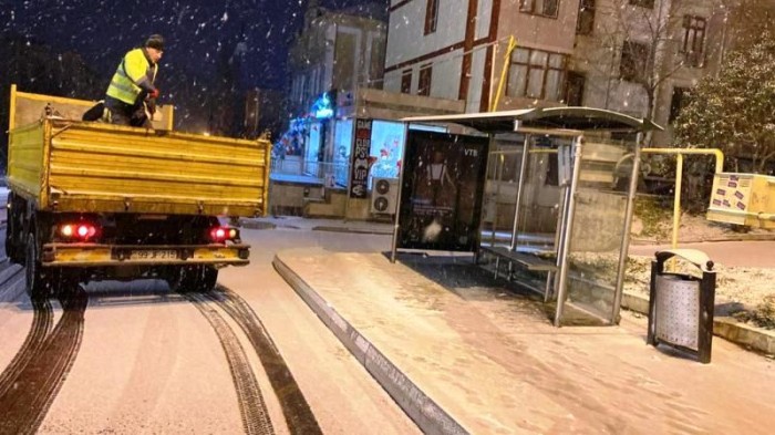 Bakının küçə və prospektləri gecə qardan təmizlənib - FOTO