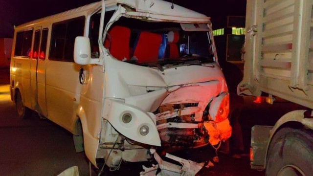 Türkiyədə fəhlələri daşıyan avtobusla yük maşını toqquşdu - 6 yaralı