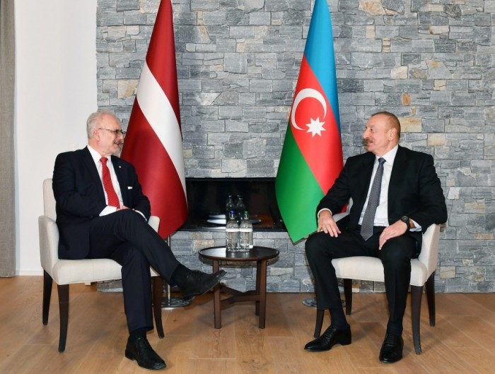 Prezident İlham Əliyev Davosda Latviya Prezidenti ilə görüşdü - YENİLƏNİB