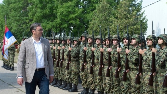 "Mən ölkənin əsgəriyəm" - Serbiya prezidenti