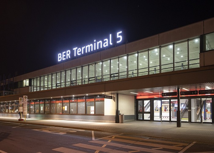 Berlin hava limanında bütün uçuşlar təxirə salındı