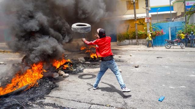 Haitidə polis Baş nazirin iqamətgahına basqın etdi
