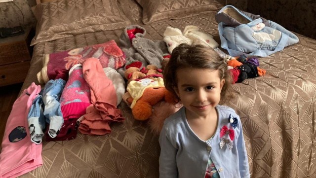 Qazinin 4 yaşlı qızı geyim və oyuncaqlarınıtürkiyəli uşaqlara bağışladı