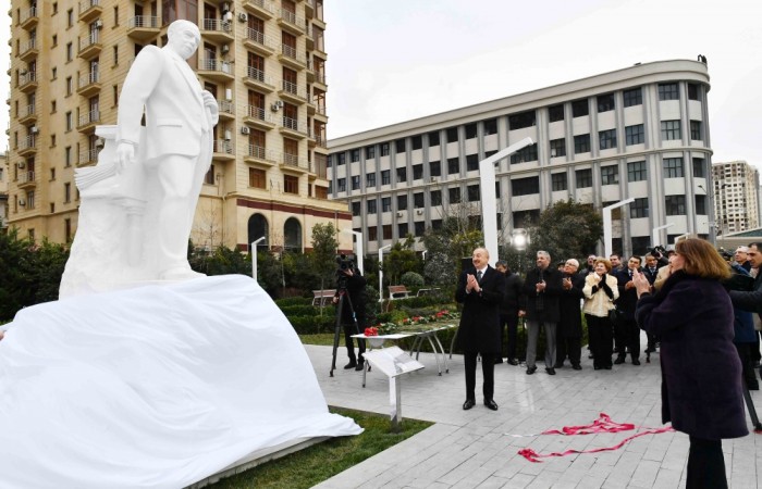 İlham Əliyev bəstəkar Tofiq Quliyevin abidəsinin açılışında iştirak etdi - FOTOLAR (YENİLƏNİB)