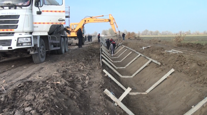 Yevlaxda yeni beton kanal çəkilir - FOTOLAR