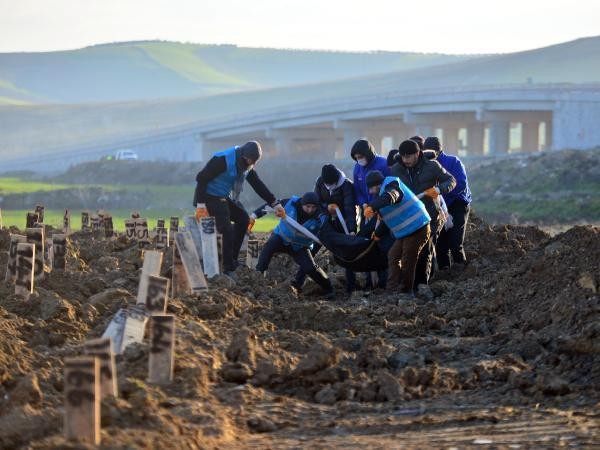 Zəlzələ qurbanlarının qəbir daşları diqqət çəkdi - FOTOLAR