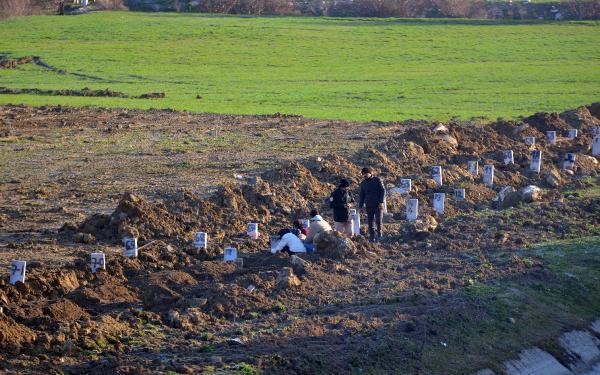 Zəlzələ qurbanlarının qəbir daşları diqqət çəkdi - FOTOLAR