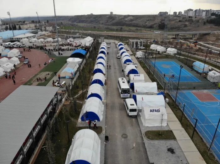 Türkiyədə şagirdlər çadırlarda dərsə başladı - FOTO