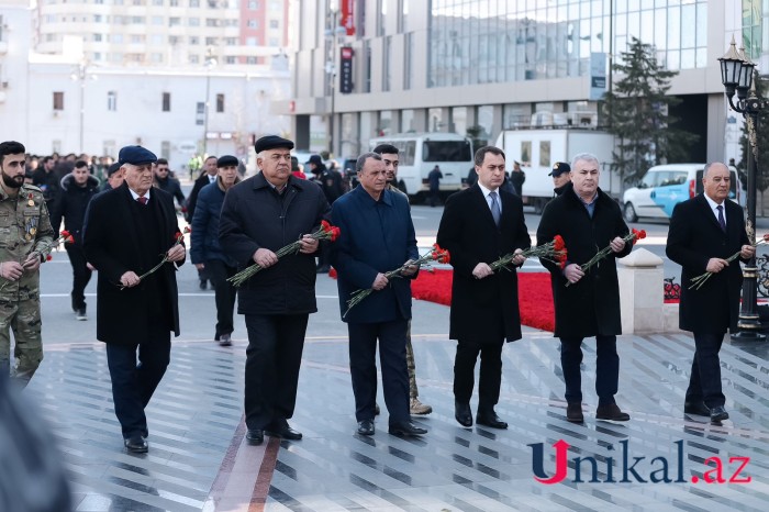 Dövlət rəsmiləri "Ana harayı" abidəsini ziyarət edib - FOTOLAR