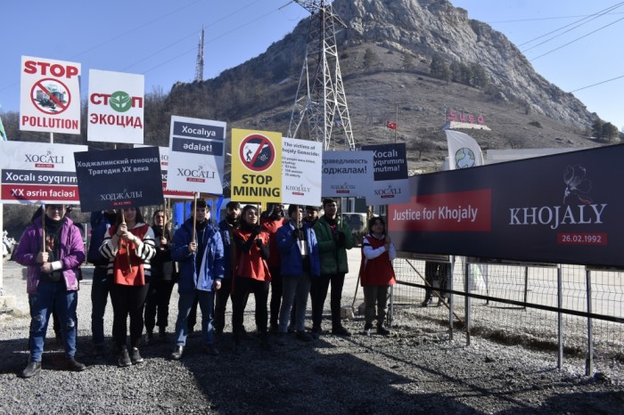 Aksiya iştirakçıları Xocalı faciəsi ilə bağlı şüarlar səsləndirirlər - FOTO