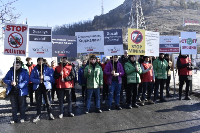 Aksiya iştirakçıları Xocalı faciəsi ilə bağlı şüarlar səsləndirirlər - FOTO