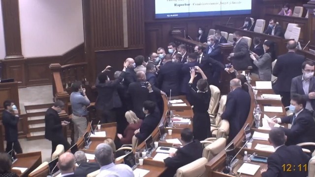 Moldova parlamentində dava düşdü - VİDEO