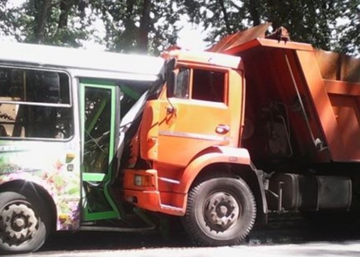Azərbaycanda idmançıları daşıyan avtobus "Kamaz"la toqquşdu - YARALILAR VAR