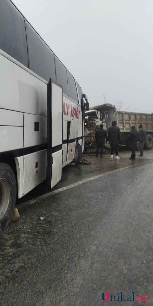 Azərbaycanda idmançıları daşıyan avtobus yük maşını ilə toqquşdu - YARALILAR VAR (VİDEO)