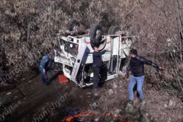 Ermənistanda məktəbliləri daşıyan avtobus dərəyə aşdı - 15 yaralı