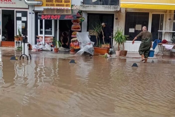 Türkiyədə yağış 30 dəqiqədə şəhəri gölə çevirdi - FOTO