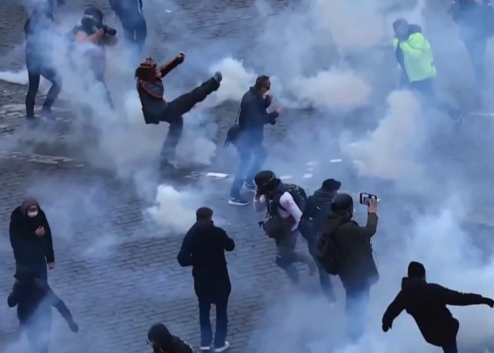 Fransada etirazçılarla polis arasında toqquşma olub 