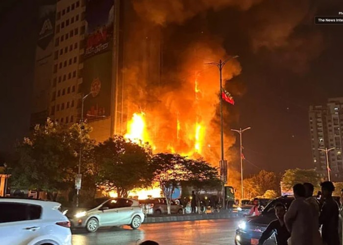 Pakistanda 16 mərtəbəli bina yandı - VİDEO