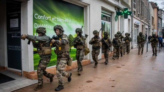 Fransada şəhərin mərkəzində hərbi təlim keçirildi - VİDEO