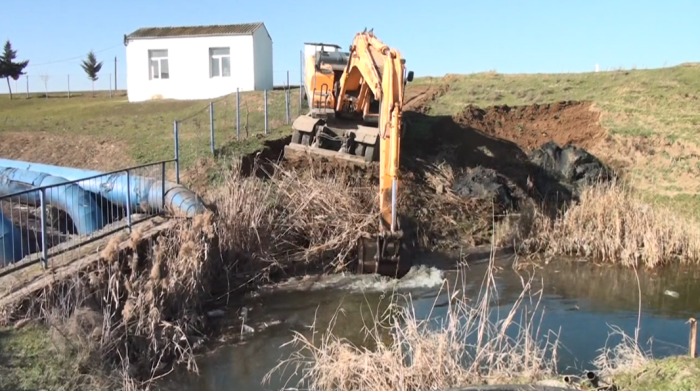 Cəlilabadda torpaq məcralı kanal beton üzlüyə alındı 
