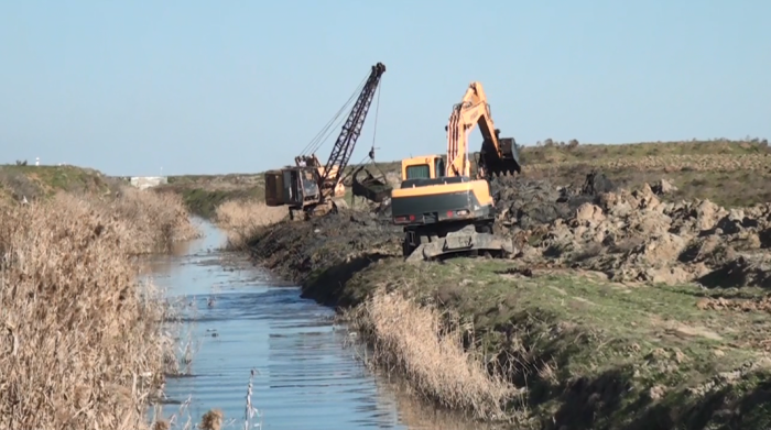 Cəlilabadda torpaq məcralı kanal beton üzlüyə alındı 