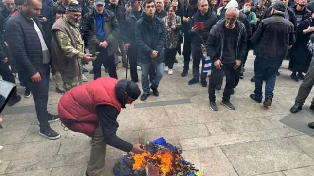Gürcüstanda Aİ bayrağını yandıranlar cərimələndi