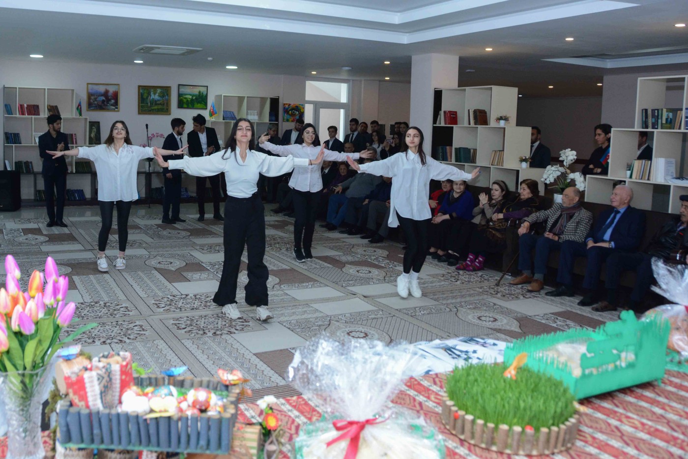 UNEC kollektivi Novruz bayramını “Qocalar evi”ndə qeyd edib - FOTOLAR