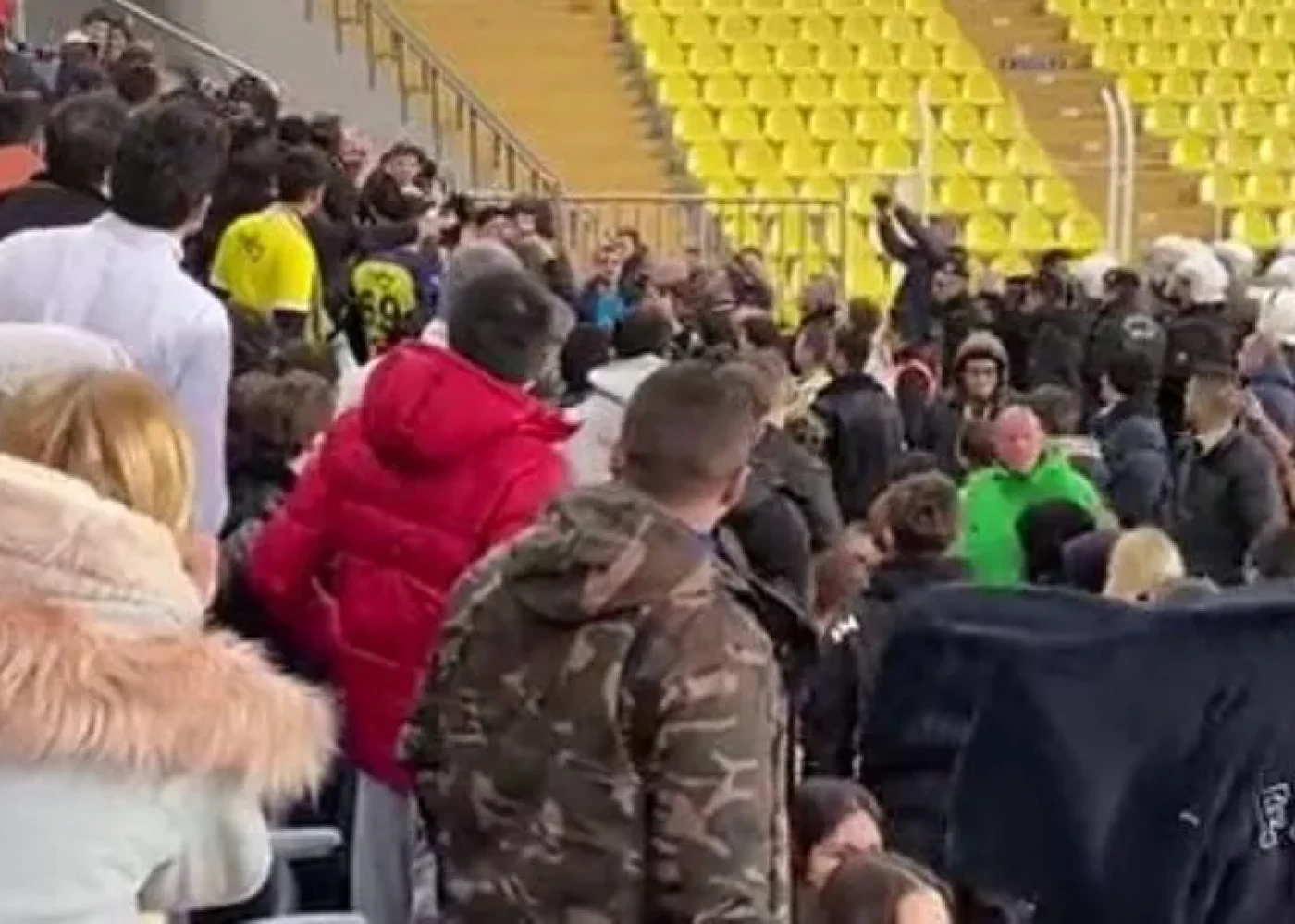 "Fənərbaxça" - "Zenit" oyununda azarkeşlər arasında kütləvi dava