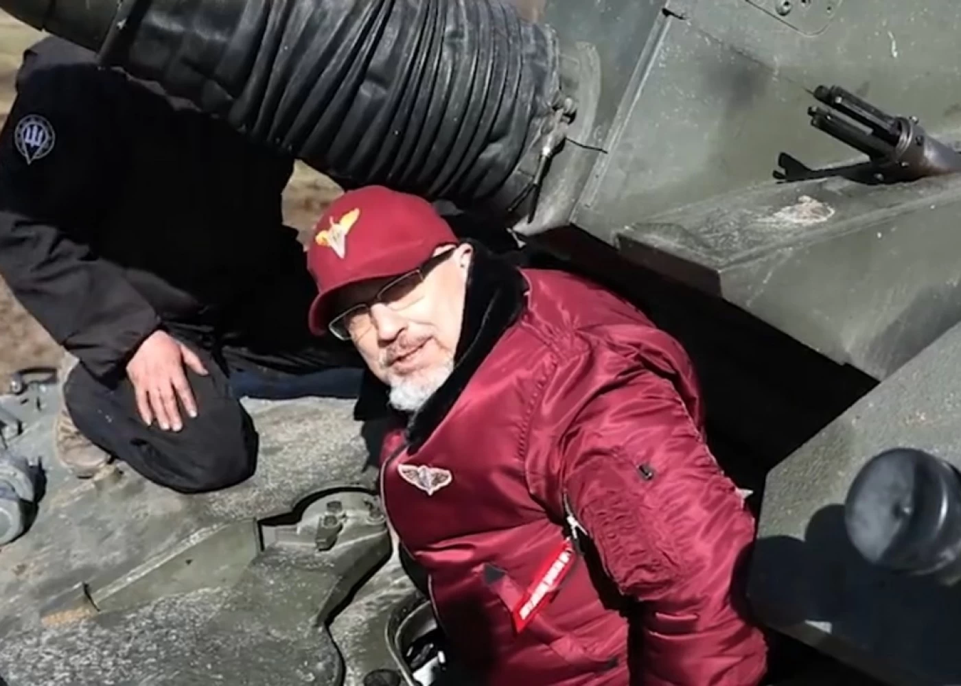 Ukraynanın müdafiə naziri Britaniyanın verdiyi tanka mindi- VİDEO