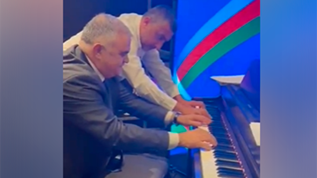 Azərbaycanlı deputat İsraildə pianoda ifa etdi - VİDEO