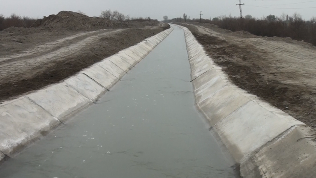 Hacıqabulda torpaq məcralı kanal beton üzlüyə alındı - FOTOLAR