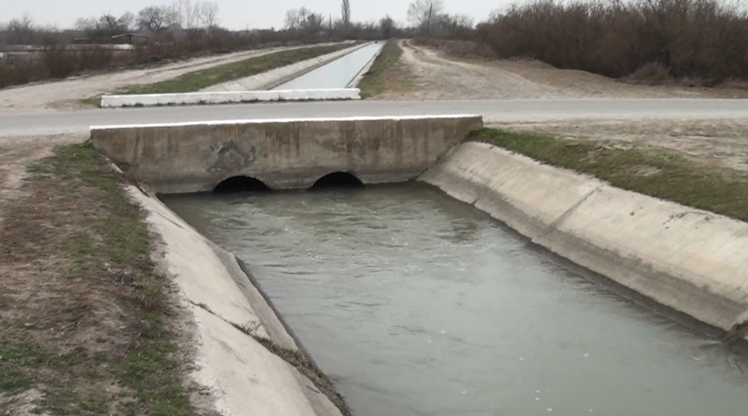 Hacıqabulda torpaq məcralı kanal beton üzlüyə alındı - FOTOLAR