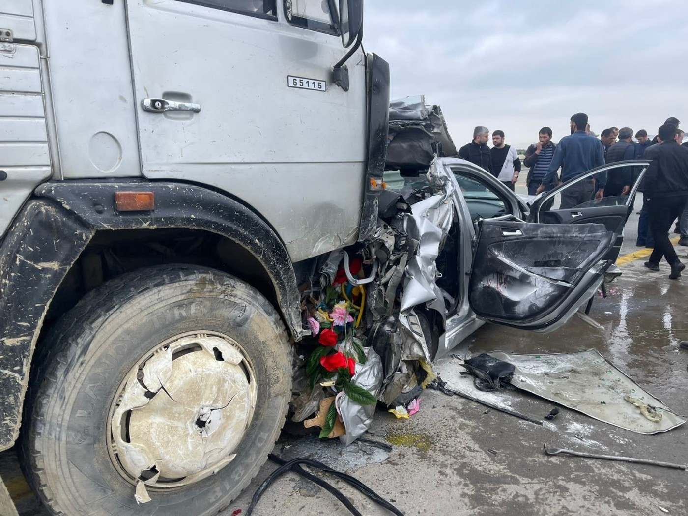 “KamAZ” minik maşınına çırpılıb, 4 nəfər ölüb, 2 nəfər yaralanıb - YENİLƏNİB (FOTOLAR)