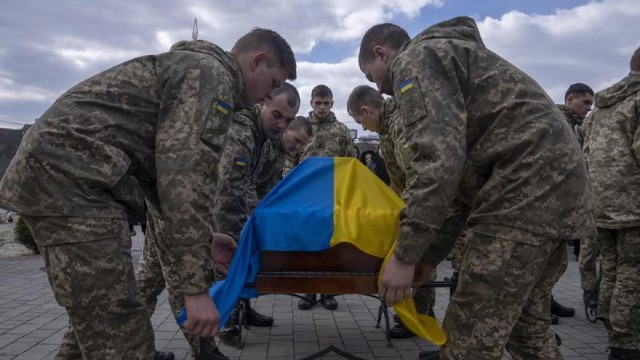 Ukrayna daha 82 hərbçisinin meyitini geri qaytardı 