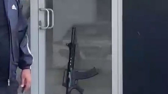 AKP-nin binasına silahlı hücum edildi