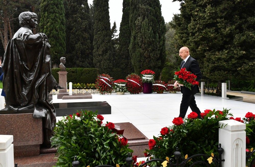 Prezident Zərifə Əliyevanın məzarını ziyarət etdi (FOTOLAR)