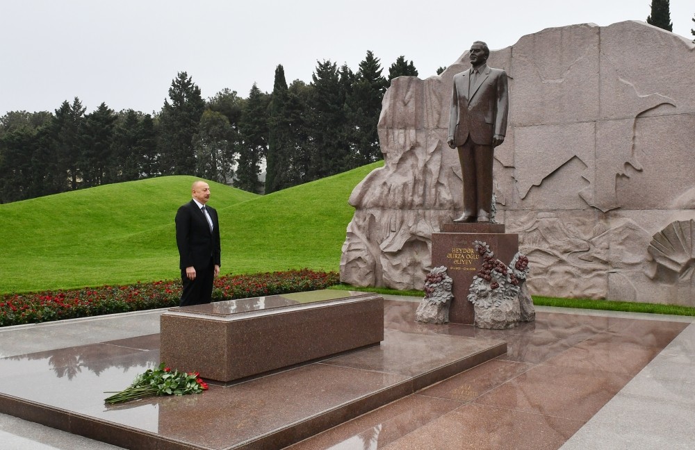 Prezident Zərifə Əliyevanın məzarını ziyarət etdi (FOTOLAR)