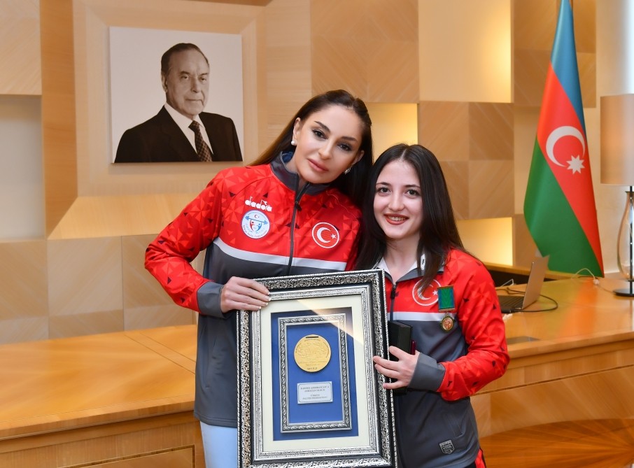 Türk idmançı Ermənistanda qazandığı qızıl medalı İlham Əliyevə hədiyyə ETDİ - FOTO