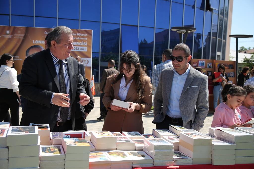 Lənkəranda “Heydər Əliyev İli” çərçivəsində kitab sərgisi keçirilib - FOTO