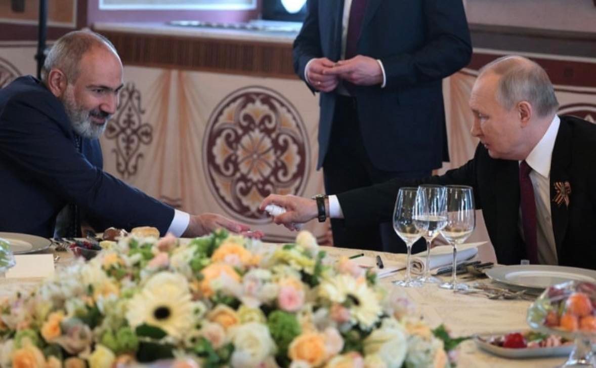 Putin naharda Paşinyanın əlini dezinfeksiya etdi - FOTO