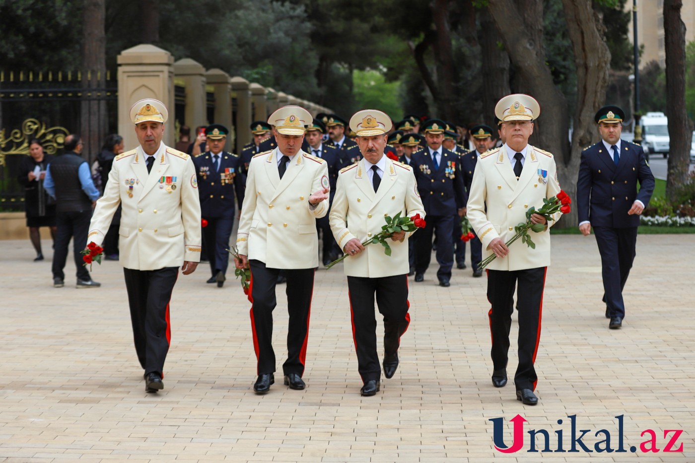 Generallar Heydər Əliyevin məzarını ziyarət edirlər - FOTOLAR