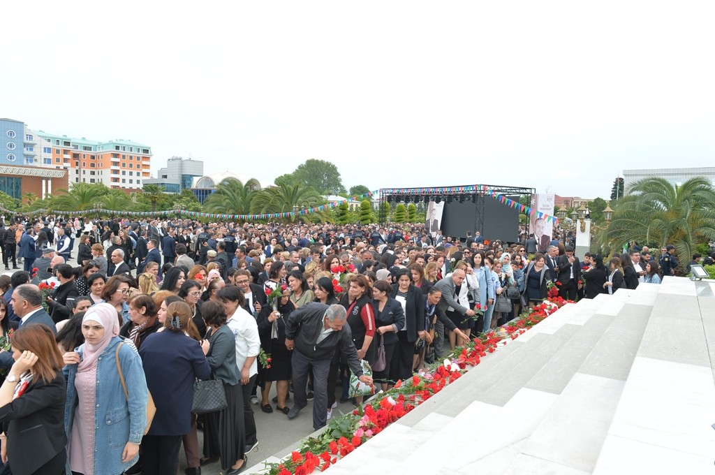 Lənkəran ictimaiyyəti Heydər Əliyevin abidəsini ziyarət edib - FOTOLAR