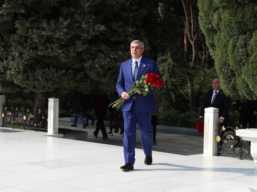 Samir Nuriyev ümummilli liderin məzarını ziyarət edib - FOTO
