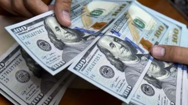 Azərbaycanda banklar dollar alışını kəskin endirib